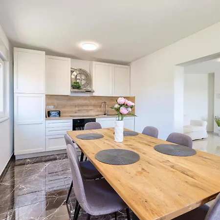 Baruni Apartament Sukošan